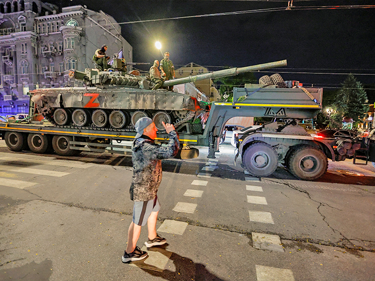 प्रिगोजिन ने शनिवार को 25 हजार लड़ाकों को मॉस्को की तरफ बढ़ने का आदेश दिया था।