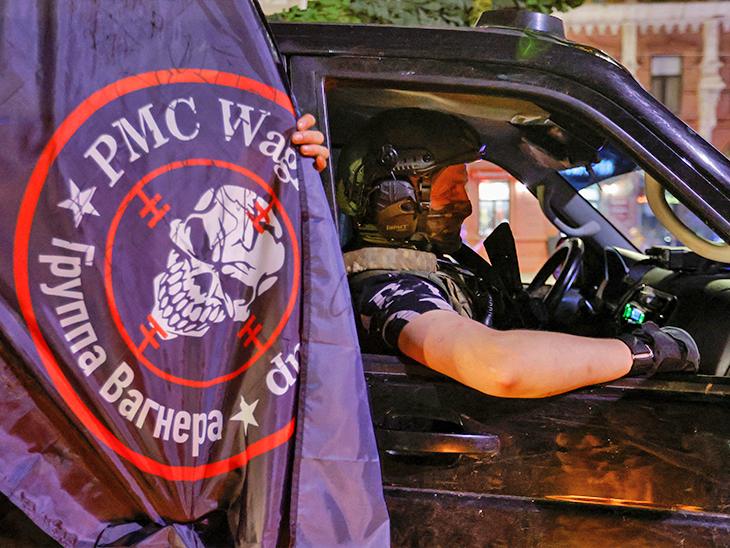 तस्वीर वैगनर के लड़ाकों के एक वाहन की है। ये अपने साथ अपनी आर्मी का झंडा लिए हुए थे।