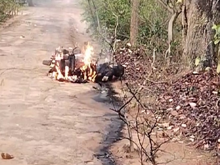 सड़क पर धू-धूकर जलती रही बाइक। आग को काफी देर बाद बुझाया जा सका है।