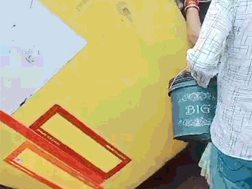 टैंकर से तेल गिरने लगा तो बर्तन भर-भरकर ले जाने लगे ग्रामीण। - Dainik Bhaskar