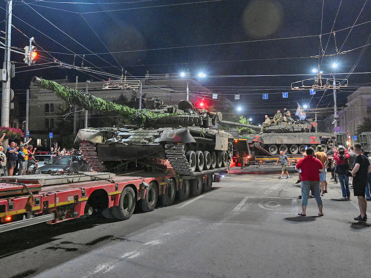 समझौते के बाद वैगनर ने रूस की सीमा से अपने टैंक और बख्तरबंद गाड़ियां वापस यूक्रेन में अपने बेस की तरफ भेजनी शुरू कर दीं।