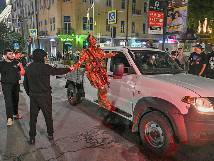रूस में देर रात रोस्तोव की सड़कों पर वैगनर की गाड़ियां और लड़ाके वापस लौटते नजर आए।