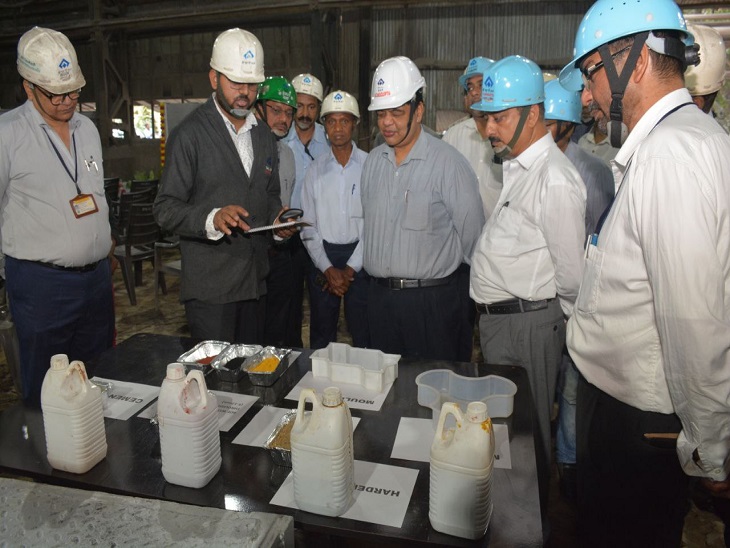 ग्रीन टाइल्स प्लांट का उद्घाटन करने पहुंचे बीएसपी के प्रभारी निदेशक।