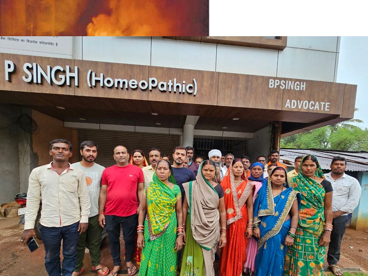 दोषमुक्त होने के बाद सभी ग्रामीण पहुंचे वकील के पास