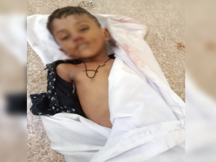 मासूम अजय का शव पोस्टमार्टम हाउस में रखा हुआ - Dainik Bhaskar