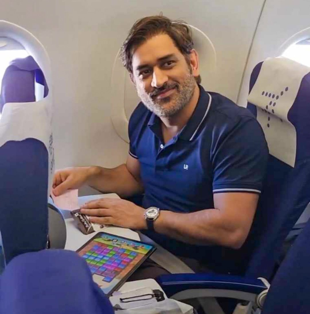 धोनी ने खजूर का पैकेट उठाया, इस दौरान उनके टैबलेट में कैंडी क्रश गेम खुला था।