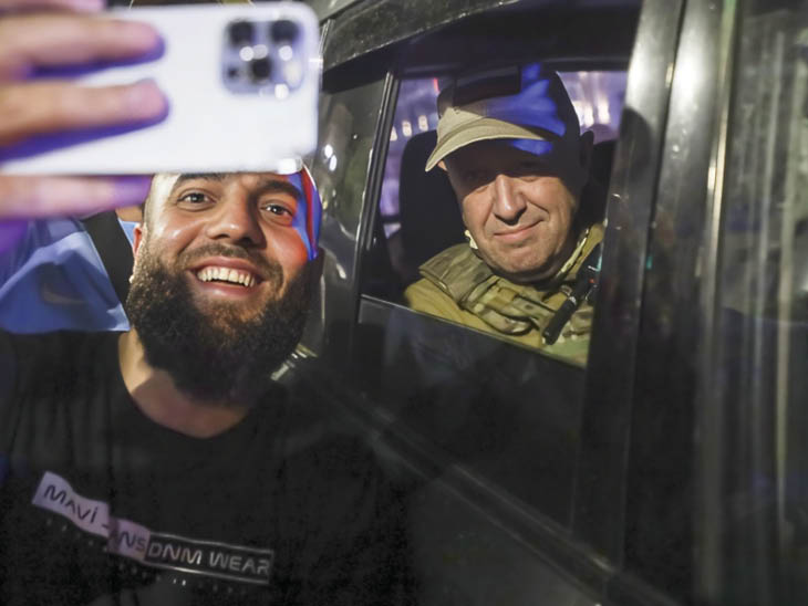 प्रिगोजिन शनिवार रात जब रोस्तोव शहर छोड़कर जा रहे थे, तब सड़कों पर मौजूद लोगों ने उनके साथ सेल्फी ली।