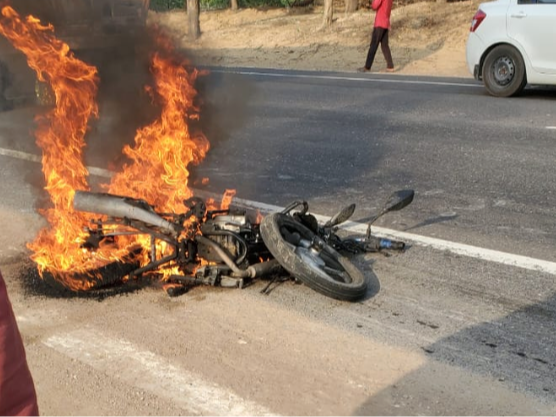 Speeding tanker crushed bike riders, one dead, another injured | तेज रफ्तार  टैंकर ने बाइक सवारों को कुचला, एक की मौत, दूसरा घायल - Dainik Bhaskar
