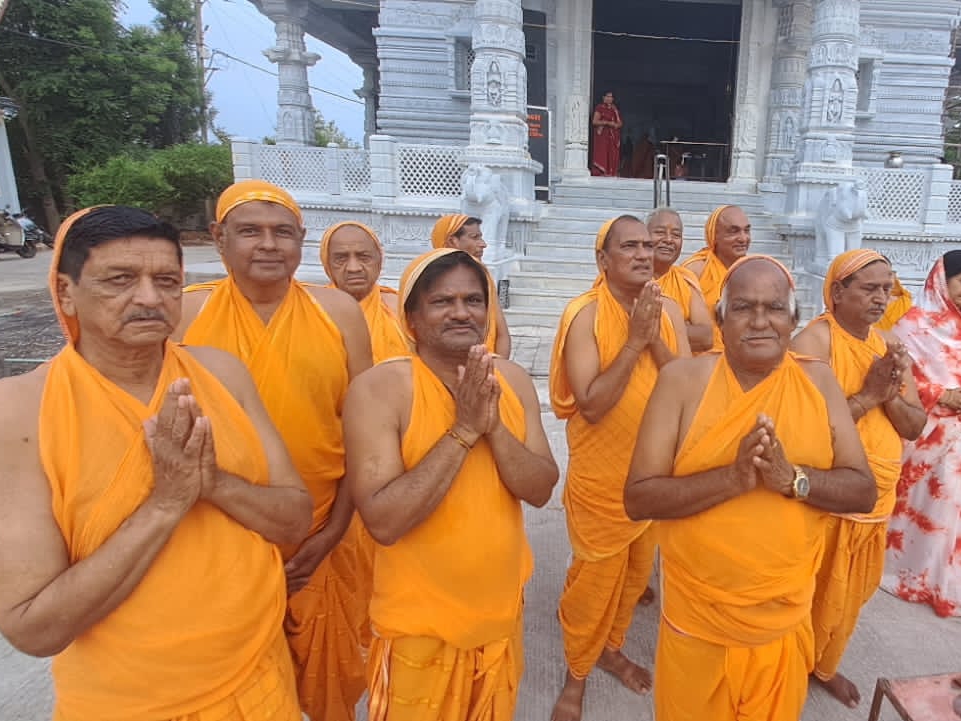 Dingbar Jain Samaj hoisted the Panchrang flag, Shreeji's consecration ...