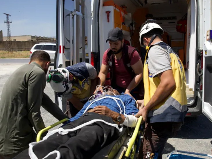 घायलों को इलाज के लिए अस्पताल ले जाया गया।