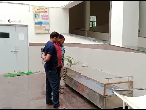 शव को पोस्टमॉर्टम के लिए भिजवाया गया।