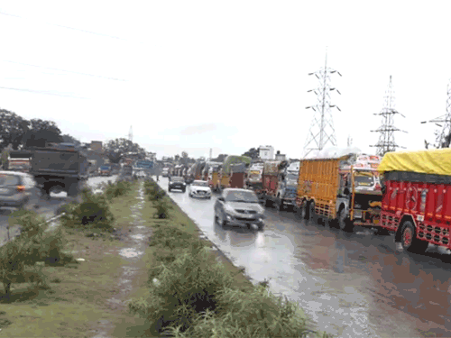 जम्मू-श्रीनगर नेशनल हाईवे पर ट्रैफिक जाम होने से बड़ी संख्या में ट्रक सड़क किनारे खड़े हैं।