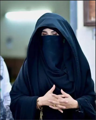 इमरान की पत्नी बुशरा बीबी भी अल कादिर ट्रस्ट केस में आरोपी हैं। वो अब तक जांच एजेंसी के सामने पेश नहीं हुई हैं। (फाइल)
