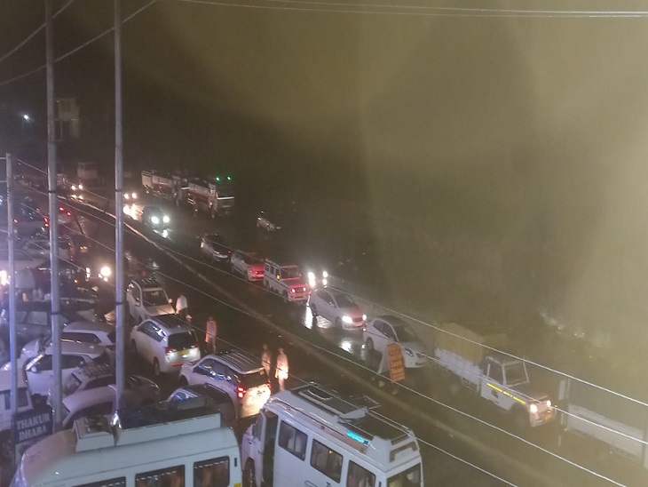 मंडी जिले के सात मील में लैंडस्लाइड के बाद चंडीगढ़-मनाली NH पर रात के वक्त ट्रैफिक जाम।