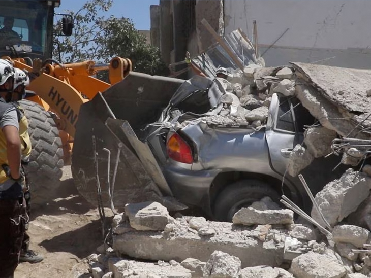 मार्केट में खड़ी गाड़ियां भी तबाह हो गईं।