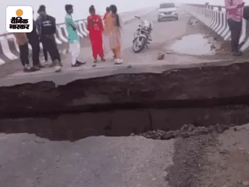 मेरठ में रविवार को दो दिन की बारिश में हस्तिनापुर-बिजनौर को जोड़ने वाला गंगा पर बने पुल का एप्रोच रोड बह गया।