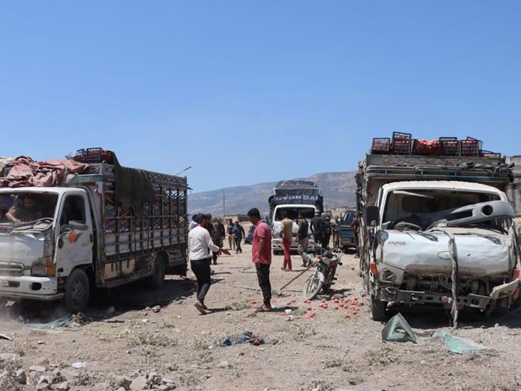 हमले में सब्जी के कई ट्रक तबाह हो गए।