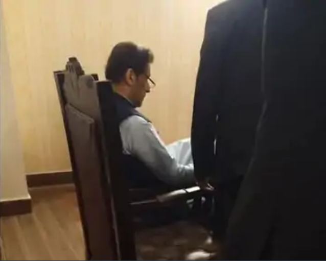 यह तस्वीर 9 मई को इमरान को गिरफ्तार किए जाने के बाद की है। उन्हें अगले ही दिन सुप्रीम कोर्ट से बेल मिल गई थी। चीफ जस्टिस ने कोर्ट में उनको वेलकम भी किया था।