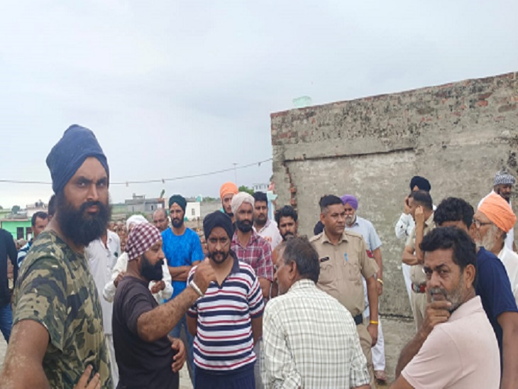 घटनास्थल पर पहुंचे परिजन व पुलिस।