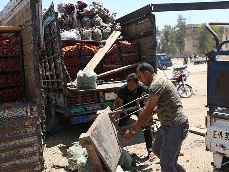 मौके पर मौजूद लोगों ने घायलों की मदद की साथ ही जमीन पर बिखरा सामान भी समेटा।