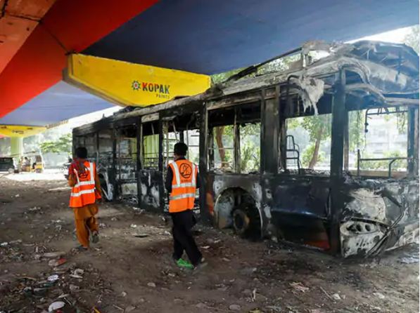 9 मई की हिंसा में इमरान समर्थकों ने अपने बड़े नेताओं के उकसावे पर करोड़ों रुपए की सरकारी संपत्ति आग के हवाले कर दी थी।