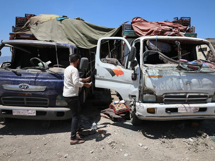 रूसी हमले के बाद मार्केट में खड़े सब्जियों और फलों के ट्रक्स को नुकसान पहुंचा।