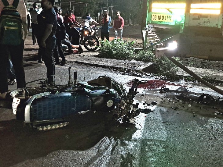 ट्रक के नीेचे से निकाली गई बाइक।