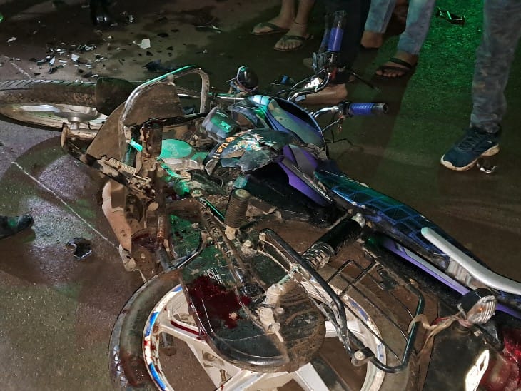 इस बाइक पर थे युवक।