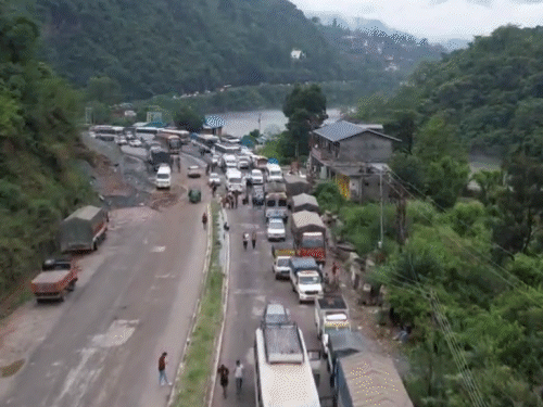 हिमाचल के मंडी जिले में भारी बारिश के बाद लैंडस्लाइड होने से चंडीगढ़-मनाली हाईवे पर ट्रैफिक जाम लग गया।