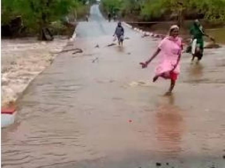 जबलपुर में लगातार हो रही बारिश के चलते कुंडम क्षेत्र में हिरण नदी में उफान आ गया है।