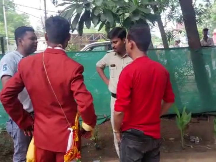 दूलहे से पूछताछ करती पुलिस दूल्हा कानूनन बालिग नहीं मिला है
