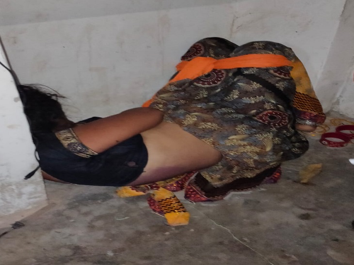 पुलिस गांव पहुंची, तब जमीन में पड़ी थी युवती की लाश।