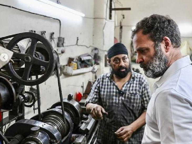 Rahul Gandhi talking to the employee about the machine.