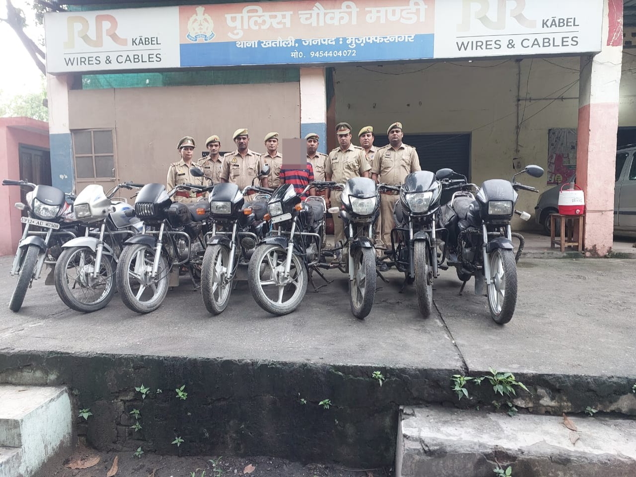 पुलिस ने आरोपी की निशानदेही पर 8 बाइक भी बरामद की हैं।