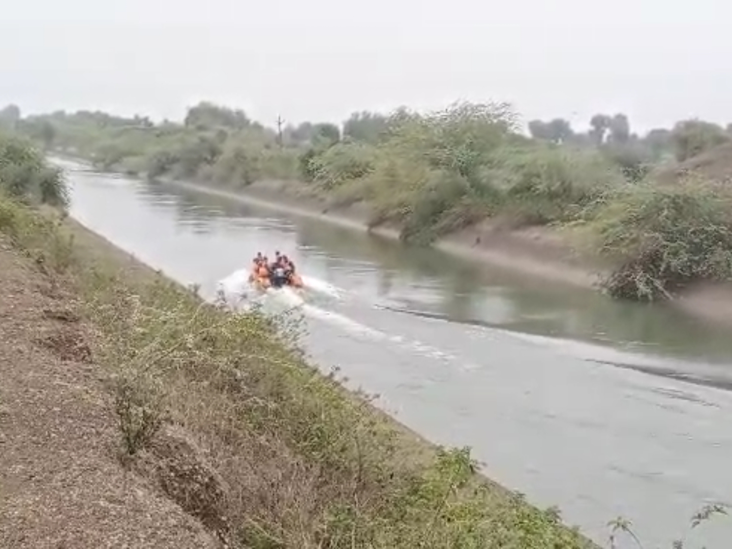 घटना देर रात हुई। मुकेश देवले अपनी पत्नी और बेटियों के साथ नहर में गिर गया।