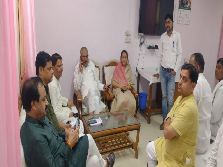 सर्किट हाउस में बीजेपी नेताओं की बैठक। - Dainik Bhaskar