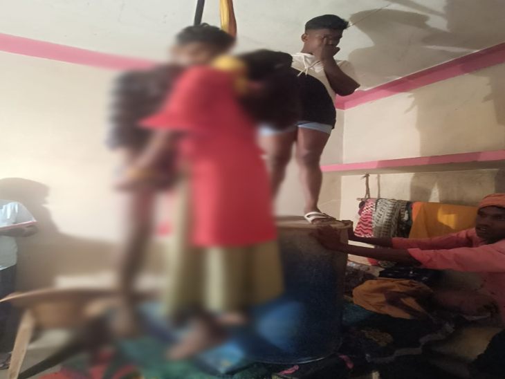 फांसी के फंदे से दोनों की लाश को उतारा गया।