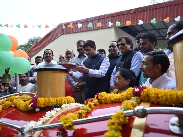 टॉय ट्रेन की रवानगी के पूर्व पूजन करते महापौर।