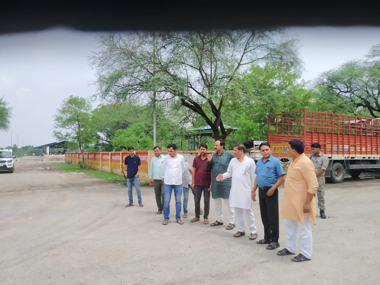 मेहगांव के कृषि मंडी प्रांगण में कार्यक्रम की तैयारियां को लेकर जायजा लेते हुए जिले के बीजेपी नेता।