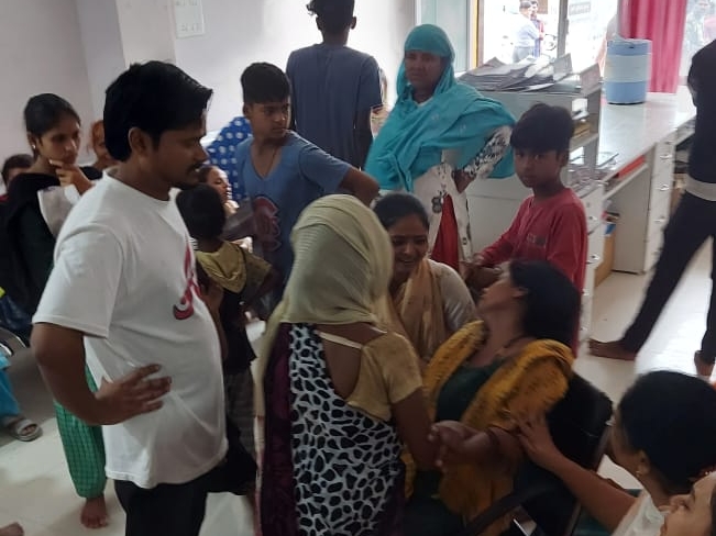 प्रसूता की मौत के बाद परिजनों का रो-रोकर बुरा हाल।