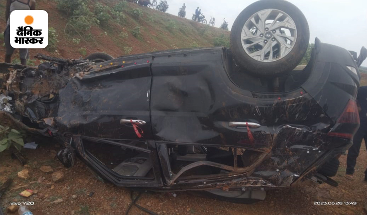 पलटने के बाद कार बुरी तरह क्षतिग्रस्त हो गई।
