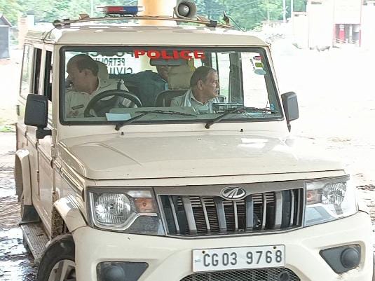 पुलिस ने नाबालिग आरोपी को गिरफ्तार किया।