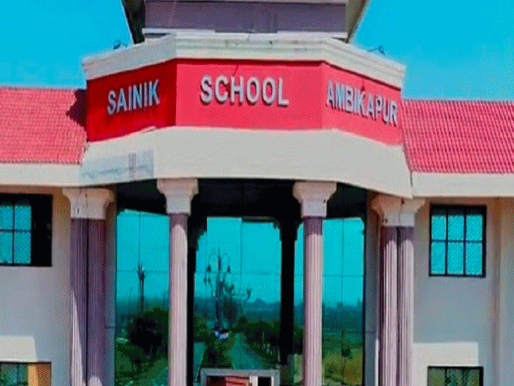 स्कूल प्रबंधन और पुलिस इस मामले में जांच कर रही है। - Dainik Bhaskar