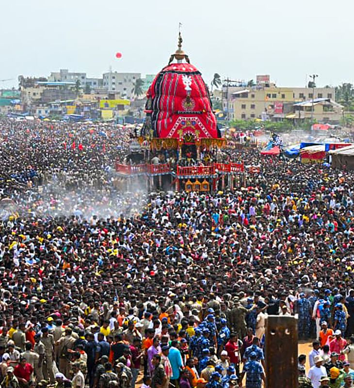 गुंडिचा मंदिर में सुबह 9.30 बजे रथों की पूजा की गई, इसके बाद 11:30 बजे रथ जगन्नाथ मंदिर के लिए निकले और 6 घंटे बाद 5:30 बजे द्वार पर पहुंचे।