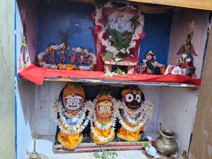 आफताब के घर में बना मंदिर, जिसमें भगवान जगन्नाथ, बलराम और सुभद्रा की मूर्तियां रखी है। आफताब के न रहने पर उनकी मां इनका ध्यान रखती हैं।