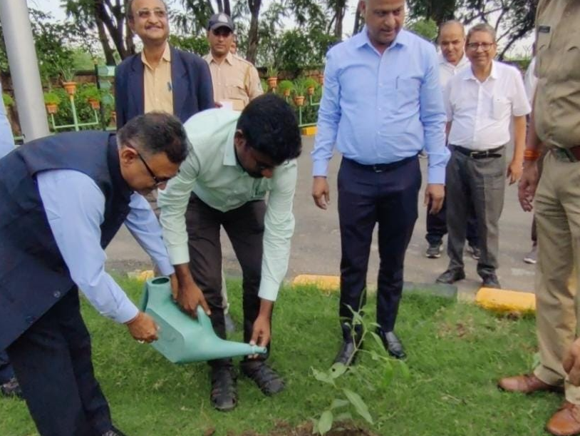 मालनपुर में  संभागीय आयुक्त दीपक सिंह ने  बैठक के बाद पौधा रोपण किया। - Dainik Bhaskar