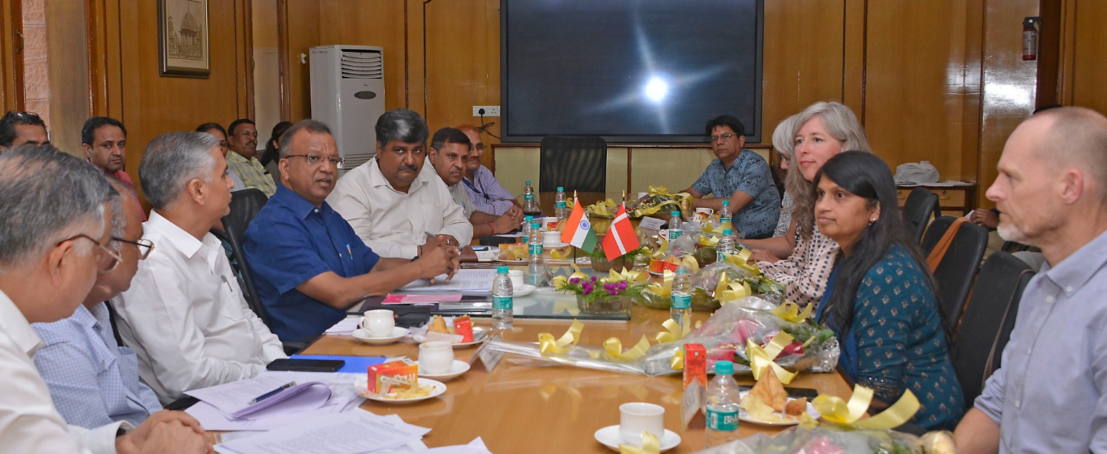 बैठक में शासन सचिव, स्वायत शासन विभाग महेश कुमार शर्मा के साथ पीएचईडी के अन्य अधिकारी उपस्थित थे।