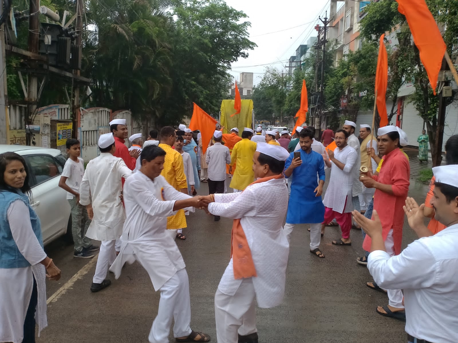 यात्रा में फुगड़ी खेलते श्रद्धालु।