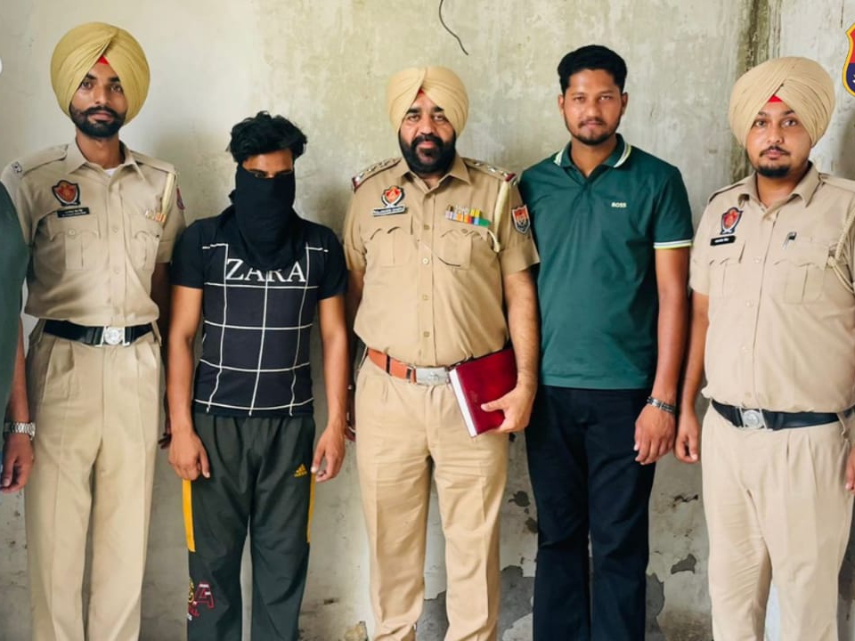 नशीली गोलियों की खेप मिली: अमृतसर का वेल्डर 25 हजार टैबलेट्स के साथ गिरफ्तार, बोला... 2 पुलिस की गिरफ्त में आरोपी आजाद उर्फ सन्नी।