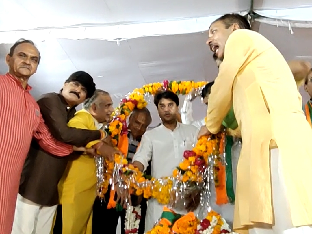 जनसभा के मंच पर केन्द्रीय मंत्री ज्योतिरादित्य सिंधिया का स्वागत करते हुए - Dainik Bhaskar